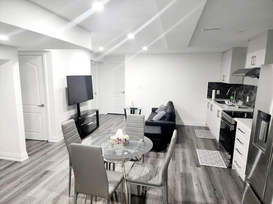 A Place To Call Home - 2 Bedroom Basement Brampton Esterno foto